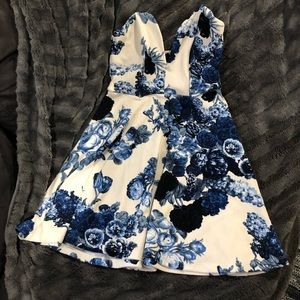 ❌SOLD❌ Blue floral white dress 💙